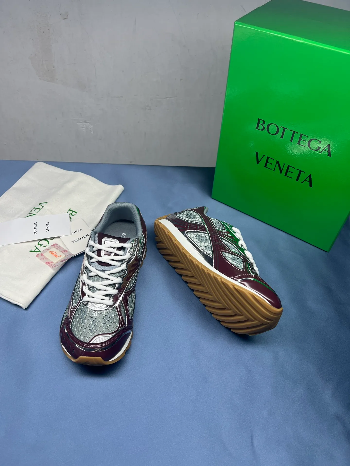 👟👟Ex-factory price 600👟👟 Men's size +10 Real photos 🔥🔥BV Orbit sneakers Wang Yibo's same style couple's dad shoes Runner sneakers, made of lightweight technical mesh fabric. Matched with geometric pattern designed rubber outsole, Wang Zha series high version. Look for the package technology. It is actually a lot taller, but the legs are still slim. Very nice, playable and durable. Matched to the standard💯 Package shoe technology. Look for the high version. The outsole is made of color-blocked TPU outsole. Women's model 35 36 37 38 39 40 41 42 (40 41 42 43 44 45 customized) (Customer logo can be accepted without refund or exchange at a favorable price) Equipped with original packaging